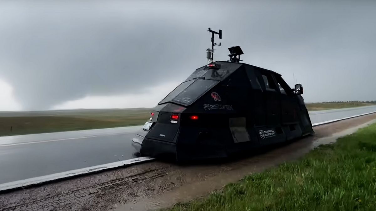 Dominator 3 – настоящий укрепленный грузовик для преследования торнадо Dominator 3 – настоящий укрепленный грузовик для преследования торнадо