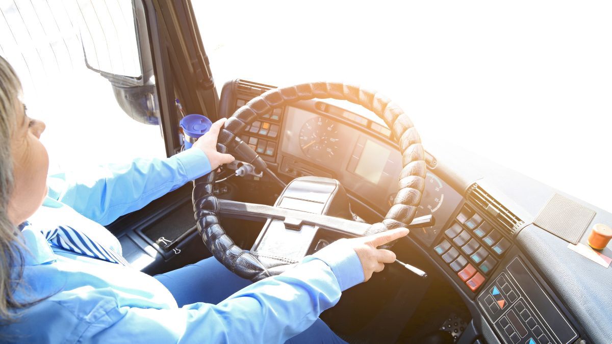 Женщин обучают на водителей Женщин обучают на водителей