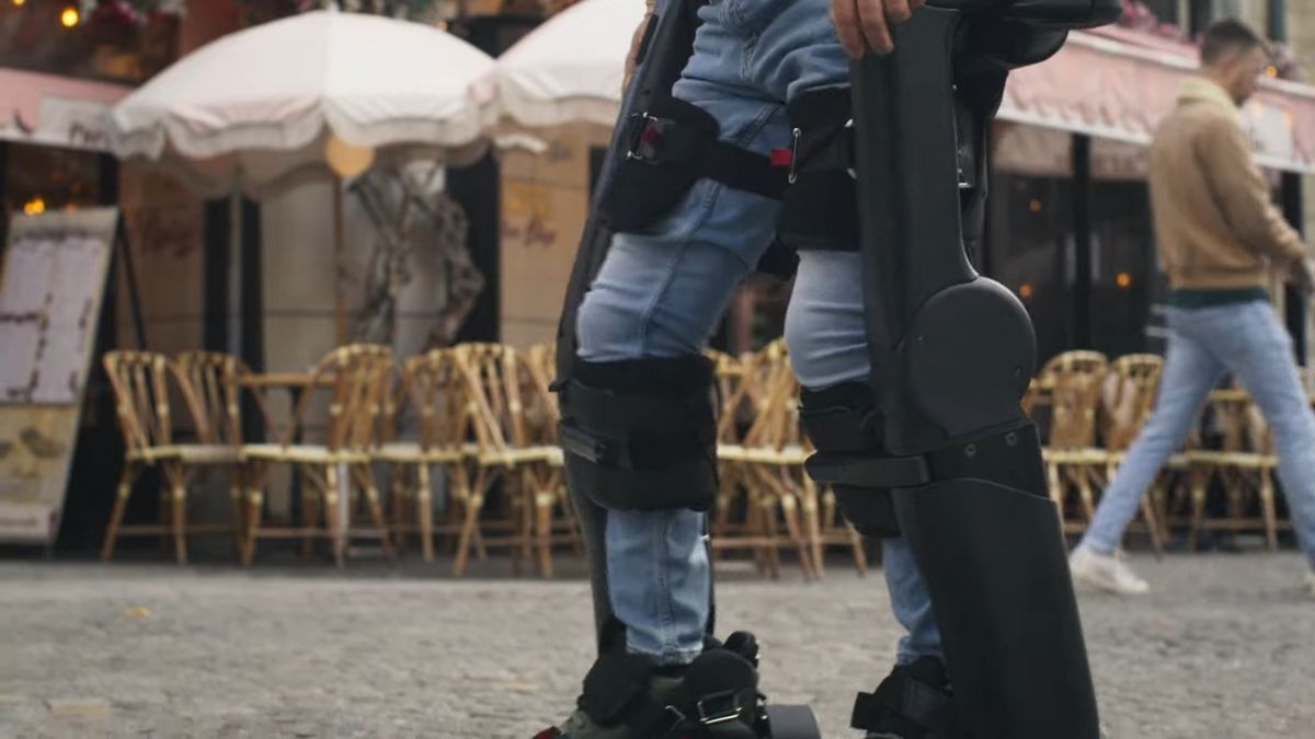 Параолимпиец использовал экзоскелет, чтобы нести Олимпийский огонь Параолимпиец использовал экзоскелет, чтобы нести Олимпийский огонь