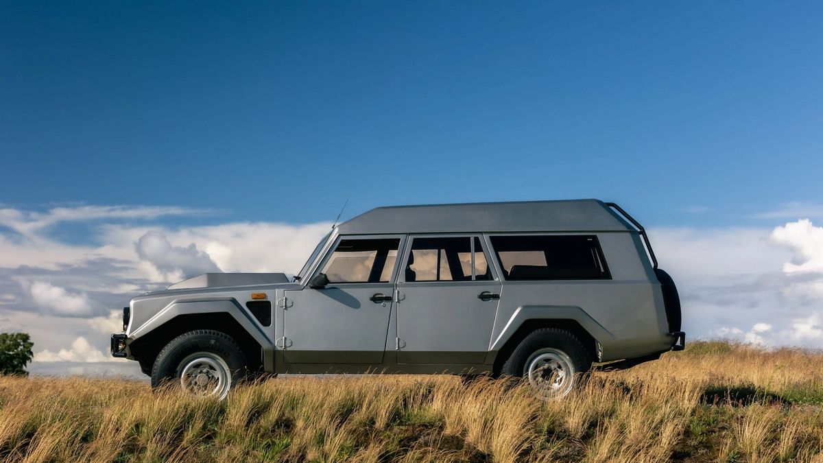 Модифицированный Lamborghini LM002 выставили на аукцион Модифицированный Lamborghini LM002 выставили на аукцион