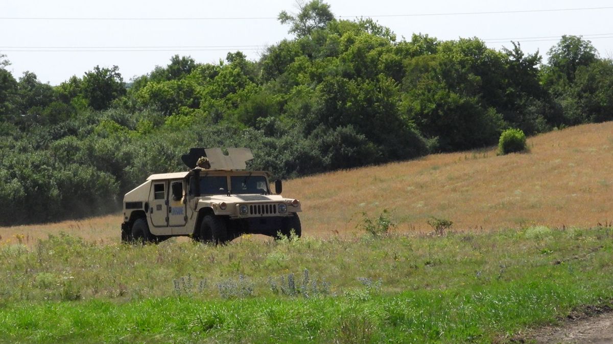 Интерпайп Виктора Пинчука передал военным 2 бронированных "Хаммера" - 24 Канал Интерпайп Виктора Пинчука передал военным 2 бронированных "Хаммера" - 24 Канал