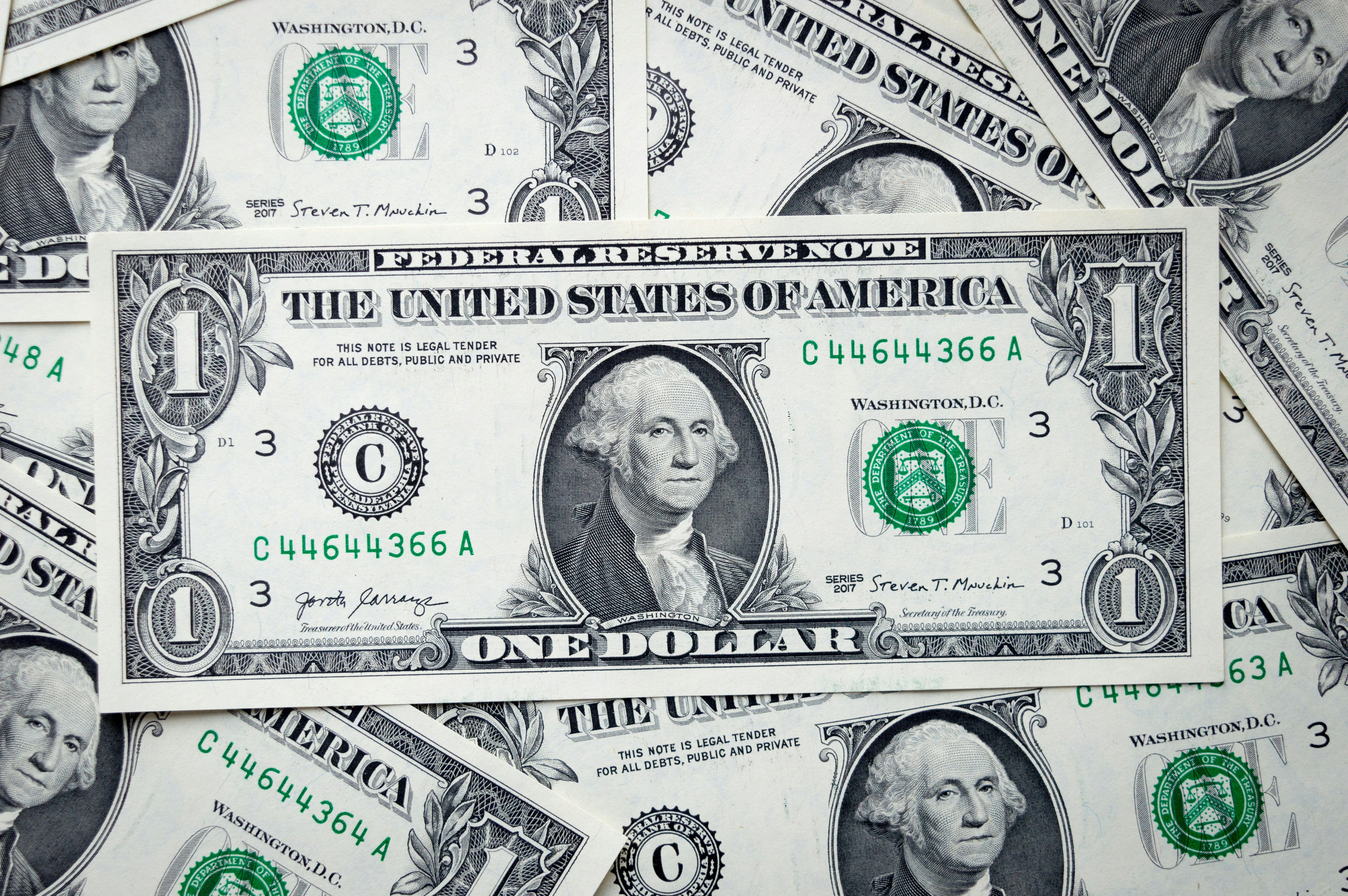 Курс доллара падает - сколько стоит валюта в обменниках