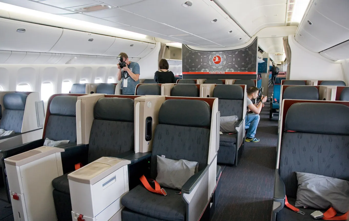 Бізнес-клас у Boeing 777-300 Turkish Airlines Бізнес-клас у Boeing 777-300 Turkish Airlines
