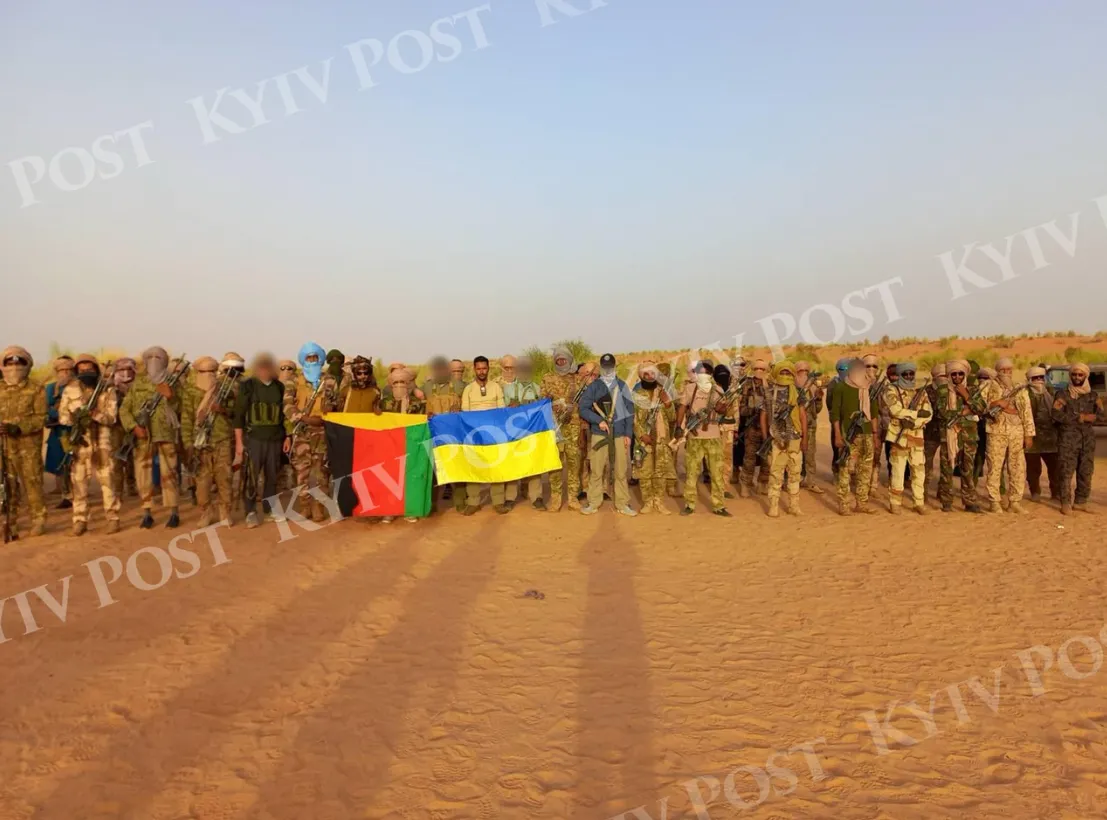 туареги держат флаг Украины в Мали после победы над вагнеровцами - СМИ показали фото