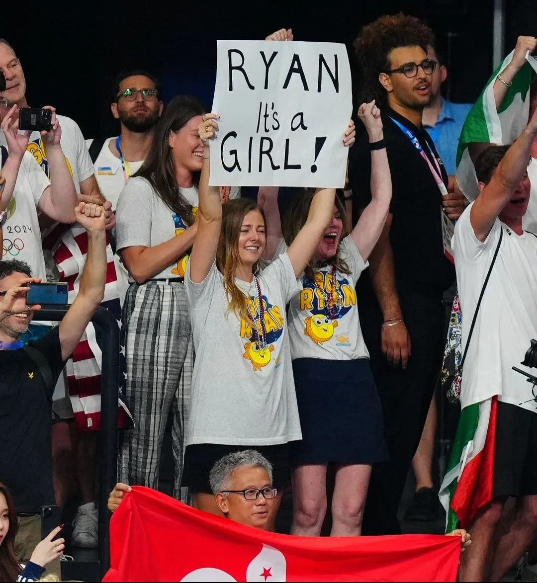 Дружина Раяна Мерфі розгорнула плакат зі статтю дитини Дружина Раяна Мерфі розгорнула плакат зі статтю дитини