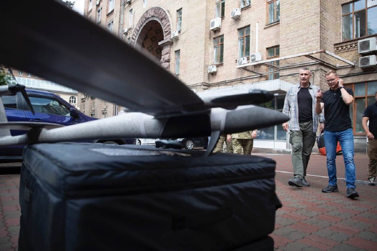 Кличко передал ГПСУ первую партию картографических дронов Quantum Systems для контроля границ Кличко передал ГПСУ первую партию картографических дронов Quantum Systems для контроля границ