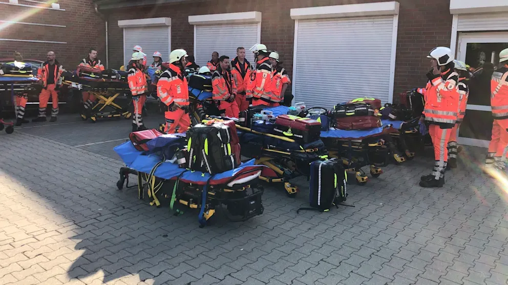 Пожарные спасают людей из-под завалов в Германии