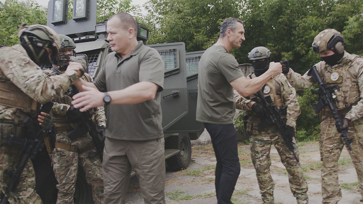 Володимир Кличко та Артур Палатний передали ГУР броньований автомобіль