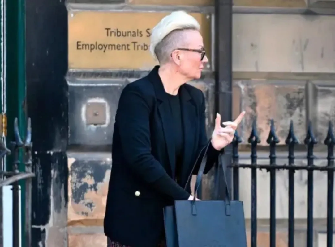 Зачіска стюардеси стала причиною звільнення Зачіска стюардеси стала причиною звільнення