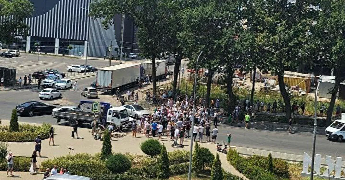 Россияне в Краснодаре вышли на митинг Россияне в Краснодаре вышли на митинг