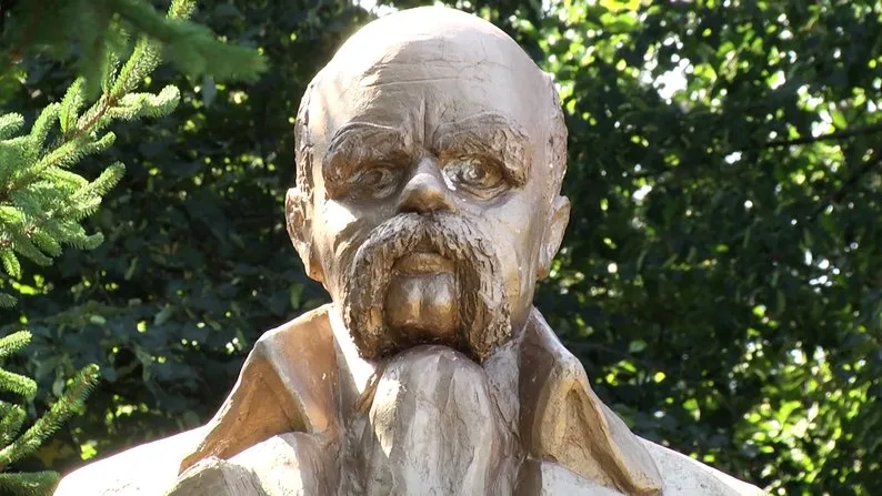 На Житомирщині перетворили пам'ятник Леніна на пам'ятник Шевченка На Житомирщині перетворили пам'ятник Леніна на пам'ятник Шевченка