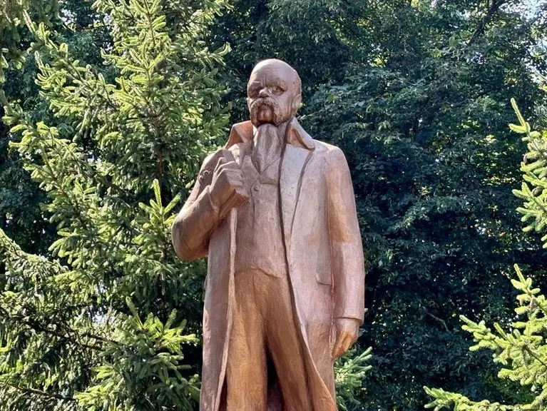 На Житомирщині перетворили пам'ятник Леніна на пам'ятник Шевченка
