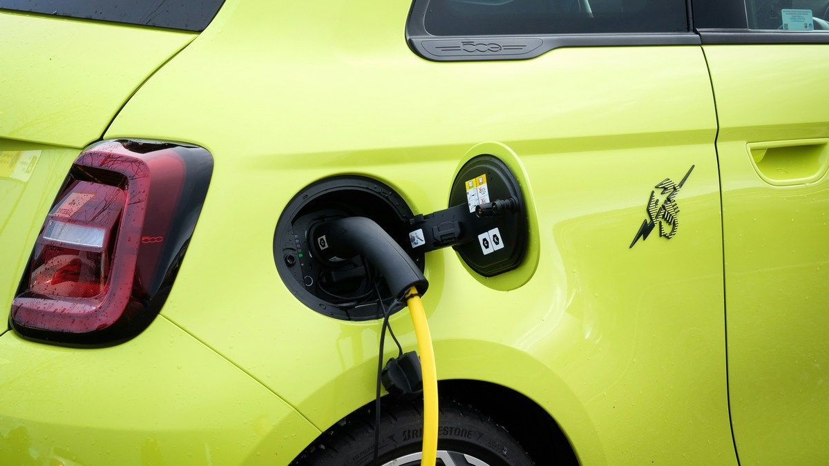 Исследователи смогли взломать зарядные станции и электромобили, посылая особые сигналы Исследователи смогли взломать зарядные станции и электромобили, посылая особые сигналы