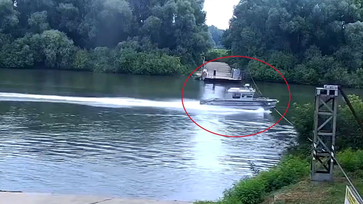 На Тисе после столкновения с канатом перевернулся венгерский катер - 24 Канал