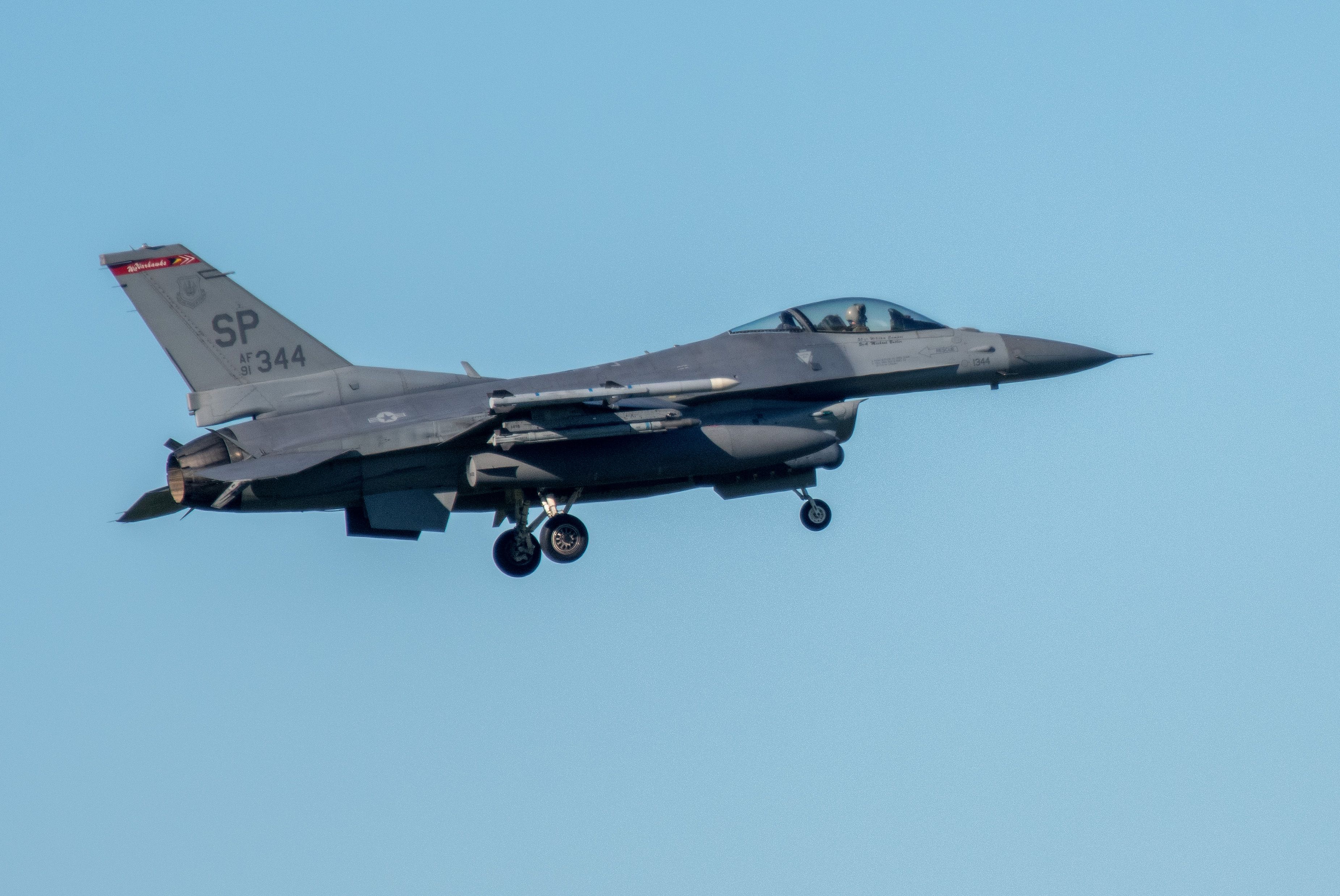 F-16 може уражати по повітряних, наземних й морських цілях