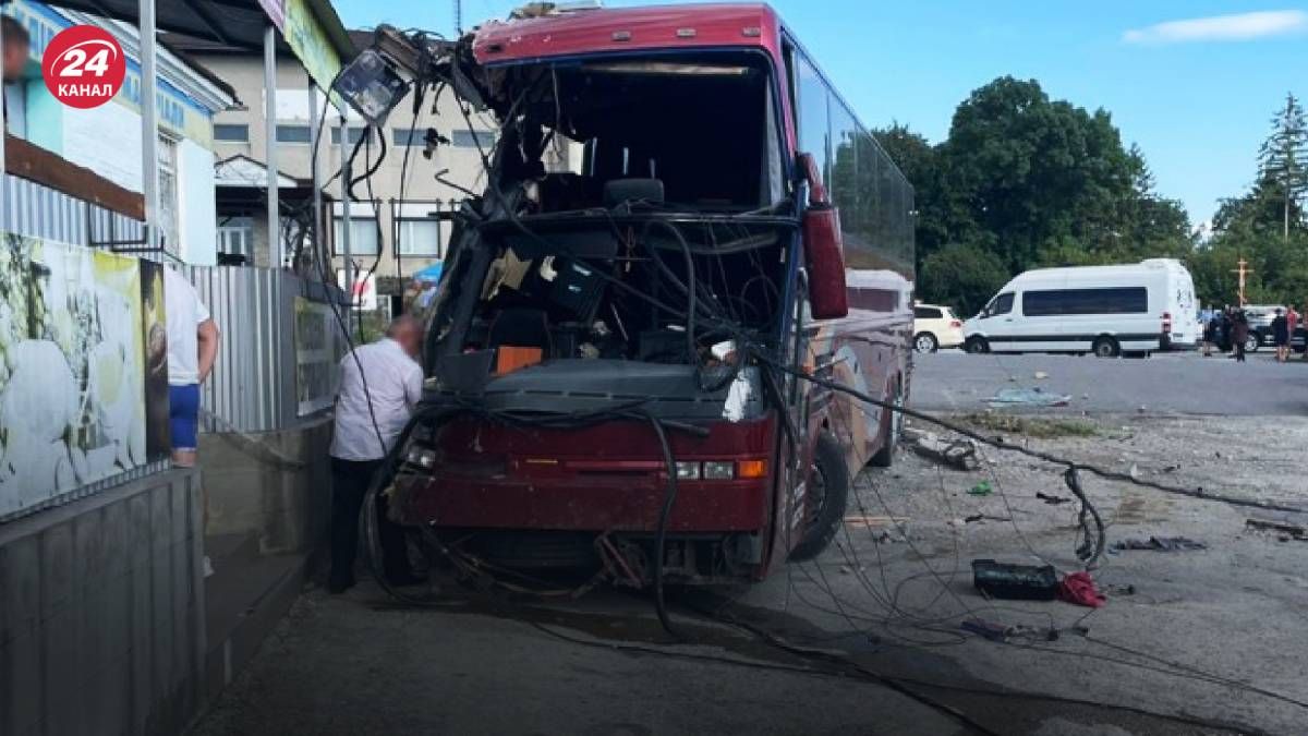 На Хмельниччині автобус з дітьми потрапив в аварію