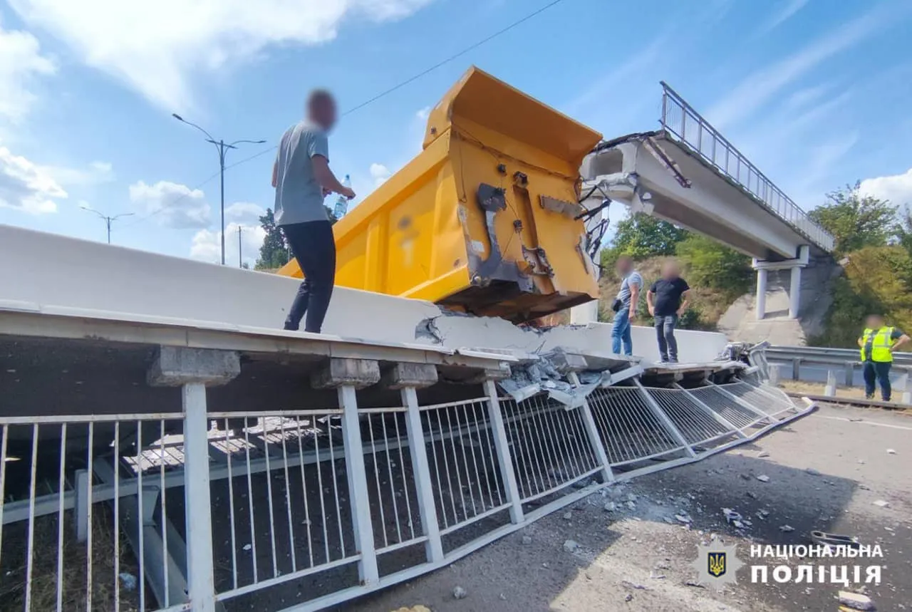 Поліція показала обвал мосту біля Умані 