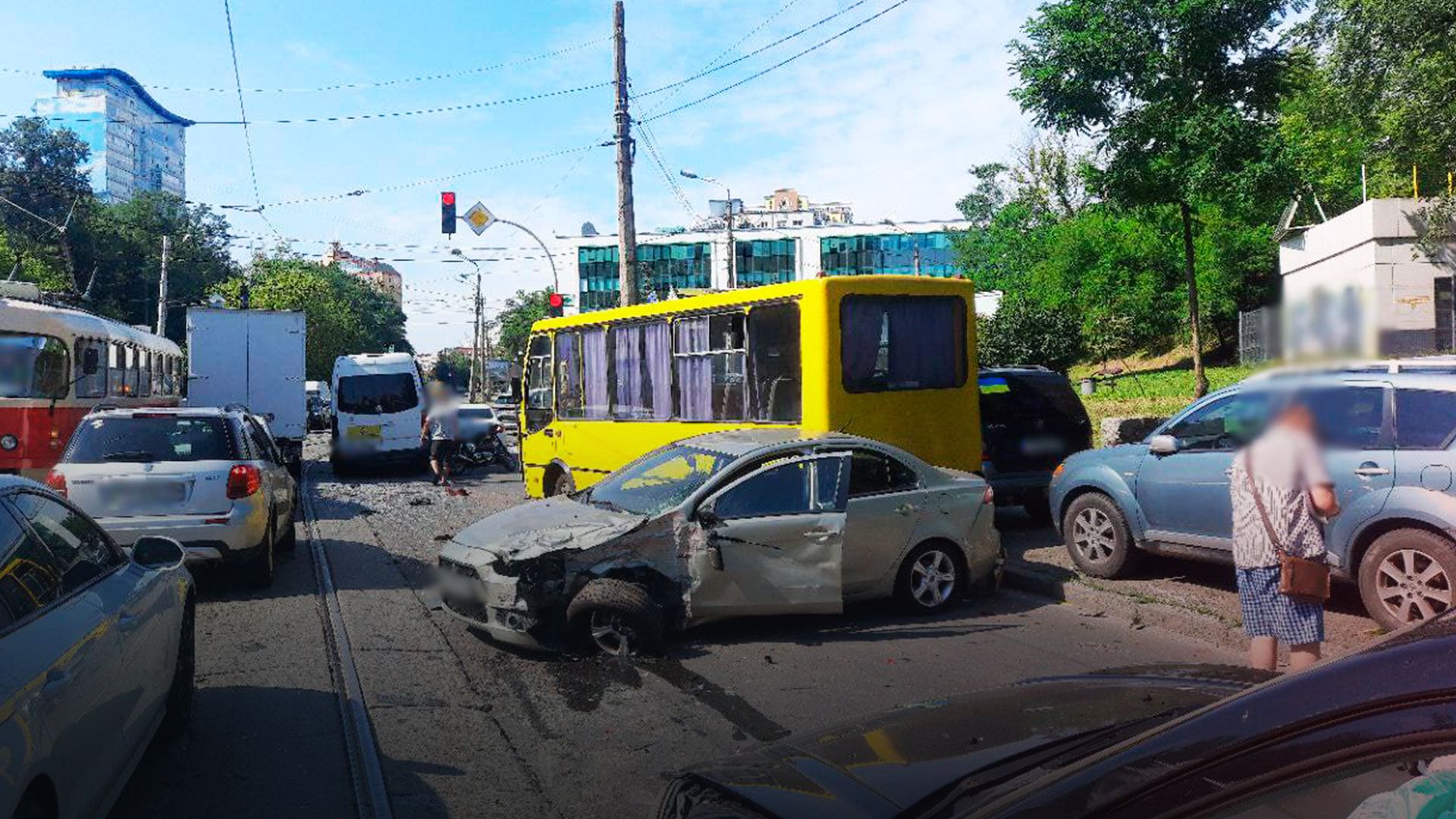 В Киеве трамвай сорвался с рельсов