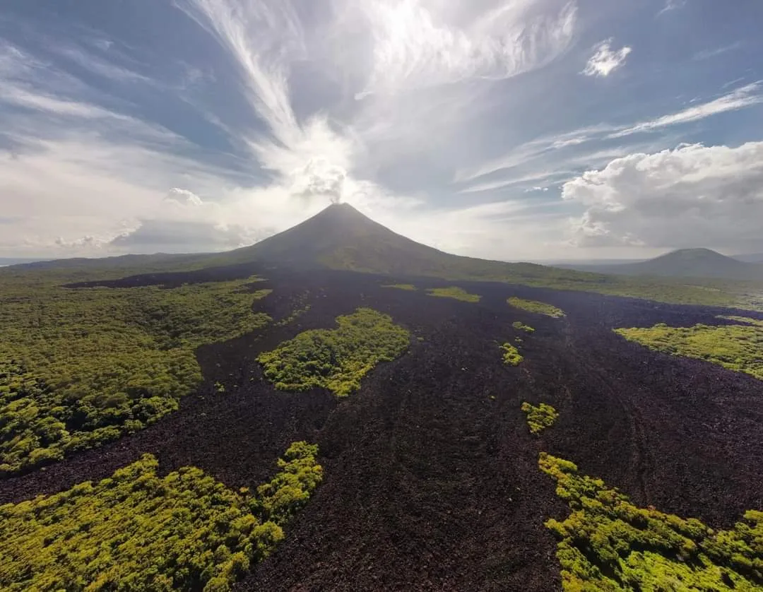 Вулкан Момотомбо, сфотографований у 2023 році Вулкан Момотомбо, сфотографований у 2023 році