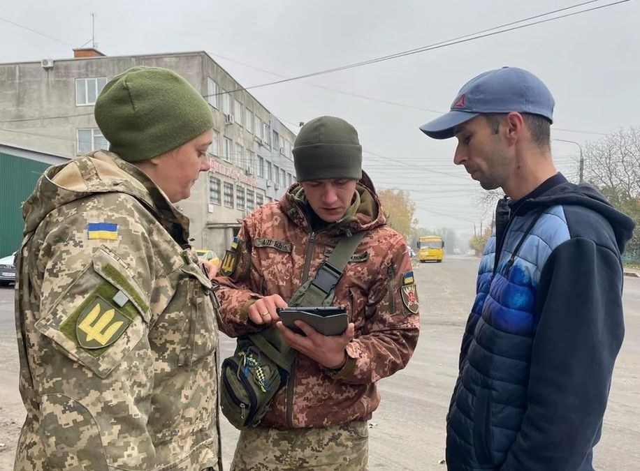 Бронь как приманка: на Украине призывников ловят через вакансии