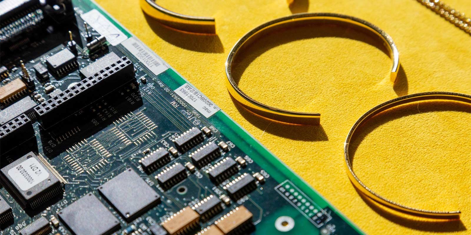 Переработанное золото используют для изготовления предметов роскоши Переработанное золото используют для изготовления предметов роскоши