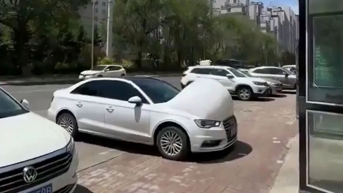 Кто-то надувает виниловое покрытие на машинах в Китае, пока в сети обвиняют жару Кто-то надувает виниловое покрытие на машинах в Китае, пока в сети обвиняют жару