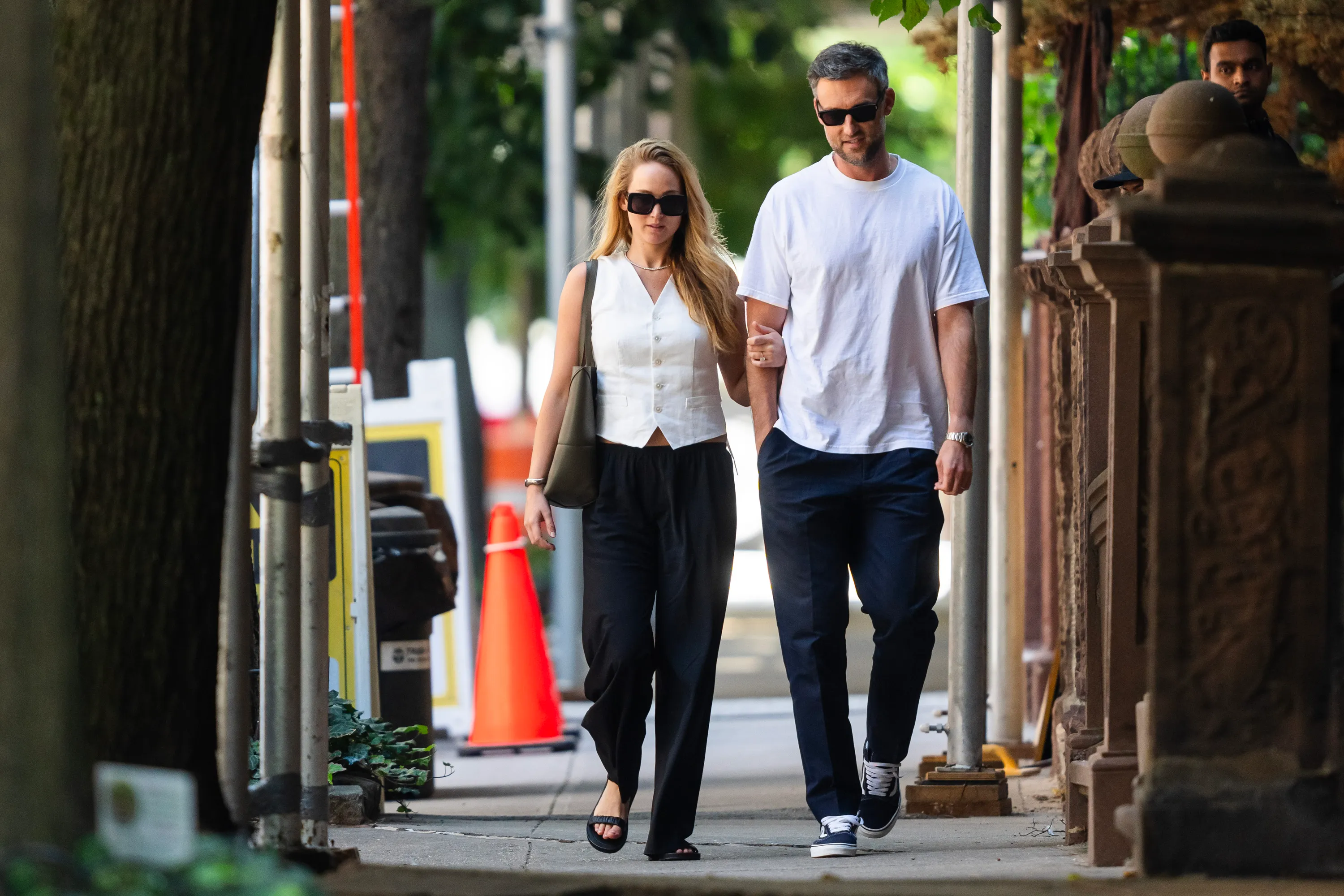 Дженнифер Лоуренс с Куком Мерони в 2023 году Дженнифер Лоуренс с Куком Мерони в 2023 году