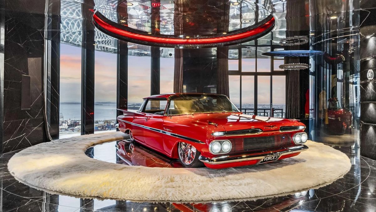 Автомобиль Chevrolet Impala стоит посреди роскошного пентхауса в Новой Зеландии Автомобиль Chevrolet Impala стоит посреди роскошного пентхауса в Новой Зеландии