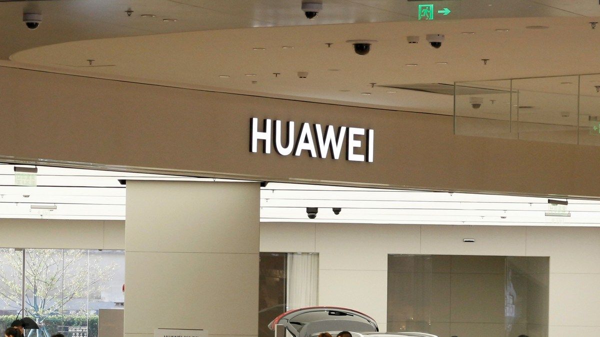 Huawei уже тестує смартфон, що складається двічі