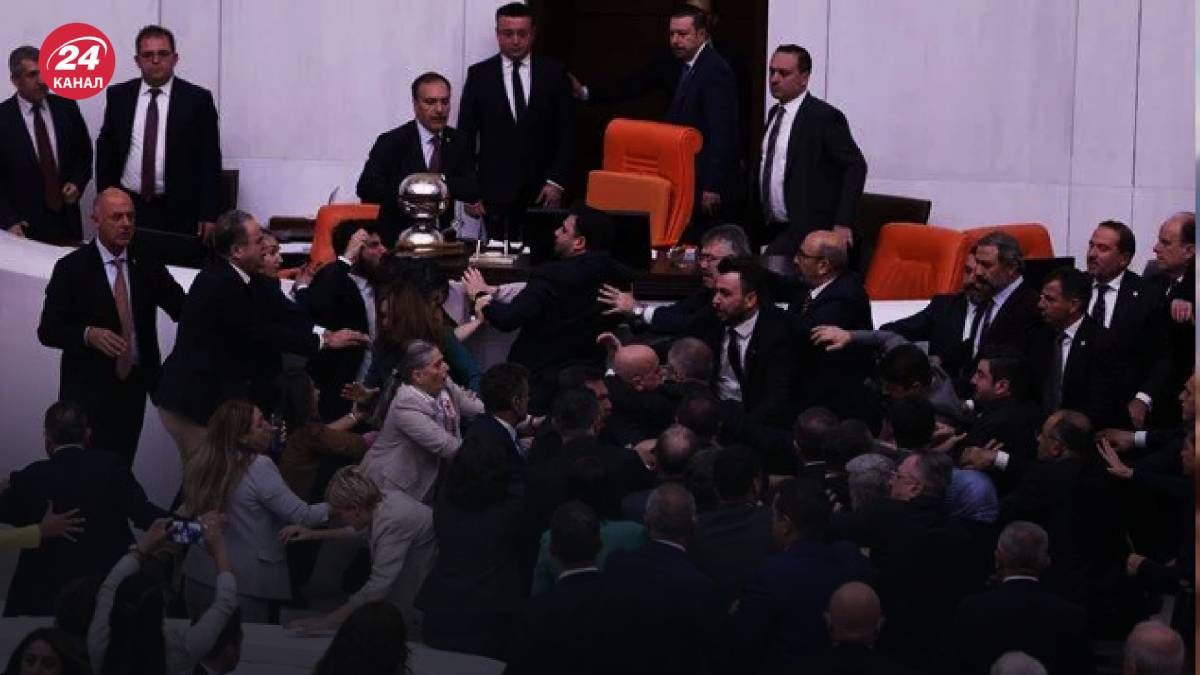 У Туреччині сталася масова бійка депутатів У Туреччині сталася масова бійка депутатів