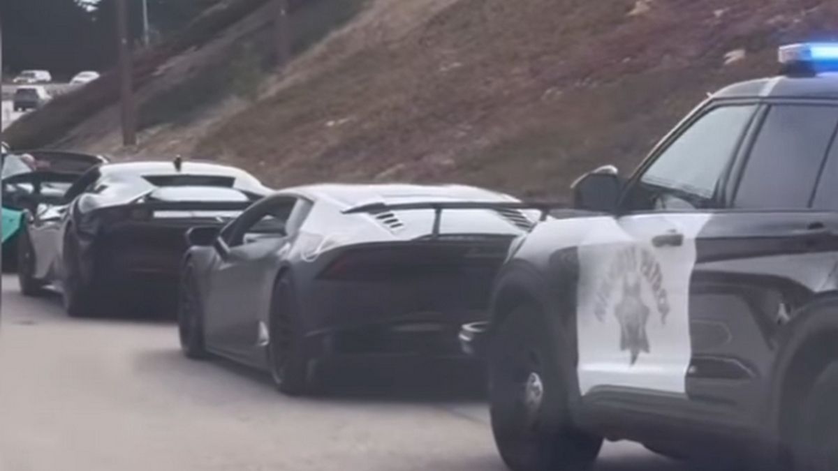 Дев'ять спорткарів попалися на перевищенні швидкості, прямуючи на автомобільний фестиваль Дев'ять спорткарів попалися на перевищенні швидкості, прямуючи на автомобільний фестиваль