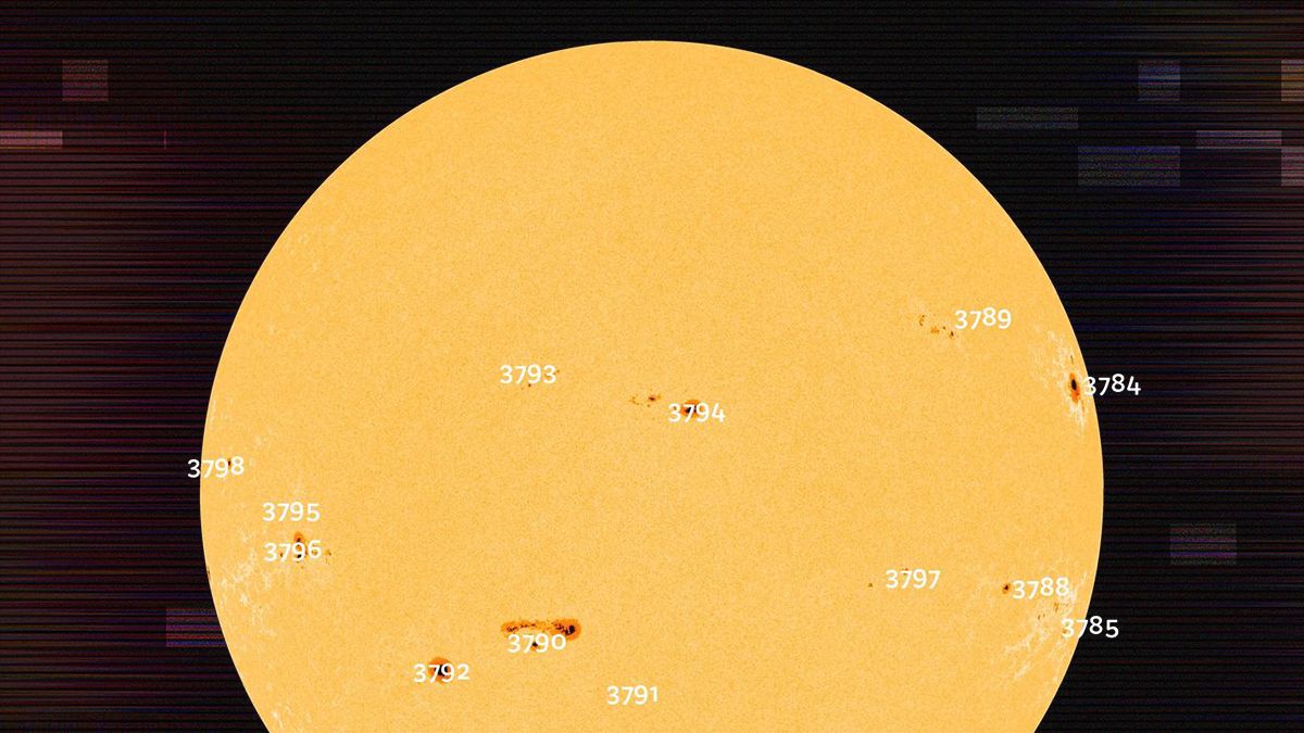 Ученые фиксируют историческое количество солнечных пятен на поверхности Солнца Ученые фиксируют историческое количество солнечных пятен на поверхности Солнца