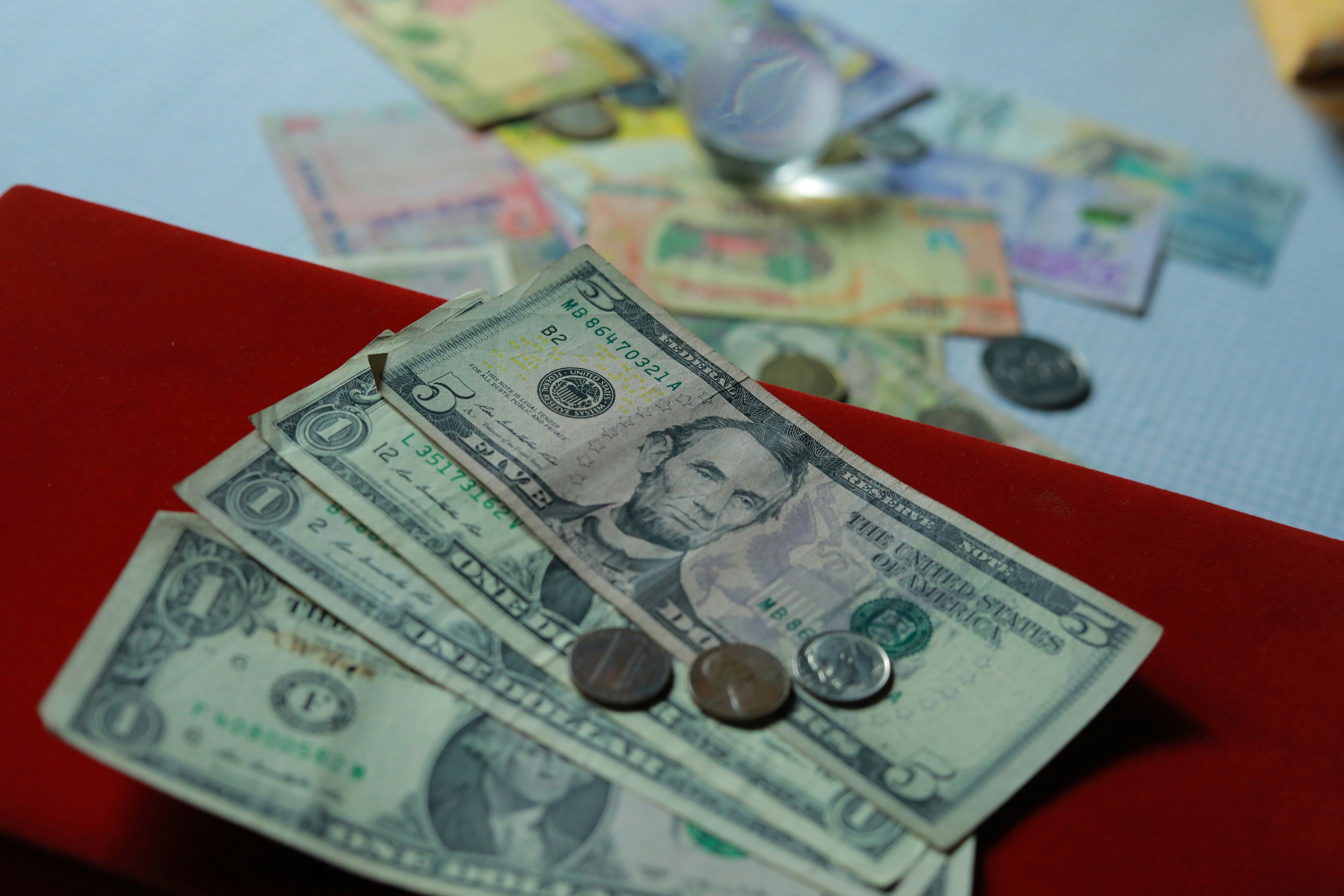 Курс валют на этой неделе - за сколько можно купить 100 долларов в Украине Курс валют на этой неделе - за сколько можно купить 100 долларов в Украине