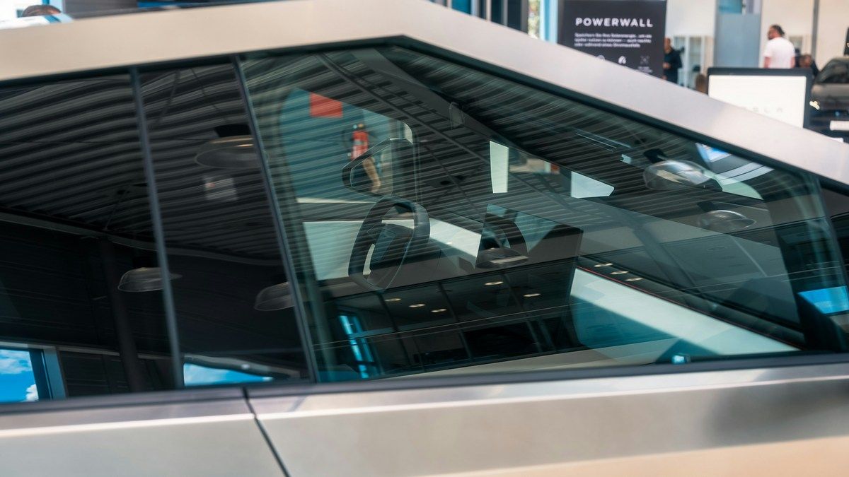 Деякі Cybertruck прибувають до клієнтів брудними й зі сміттям у салоні Деякі Cybertruck прибувають до клієнтів брудними й зі сміттям у салоні