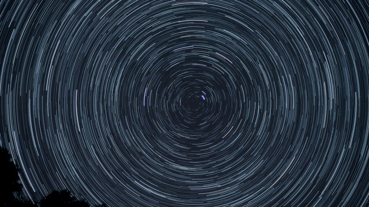 Полярна зоря вкрита темними плямами, точно так само, як і наше Сонце Полярна зоря вкрита темними плямами, точно так само, як і наше Сонце