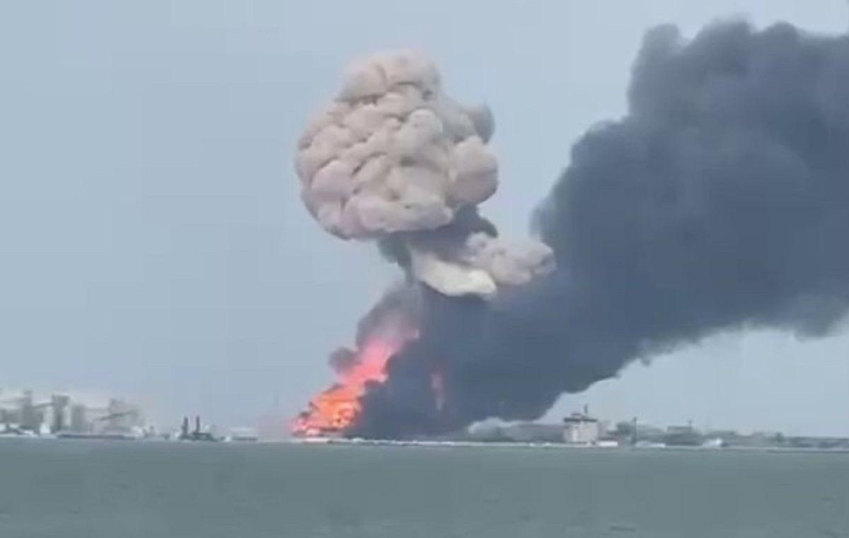 Росіяни заявили, що на поромі в порту "Кавказ" було 30 цистерн з паливом Росіяни заявили, що на поромі в порту "Кавказ" було 30 цистерн з паливом