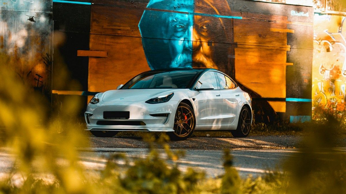 BMW обгоняет Tesla по продажам электромобилей в Европе BMW обгоняет Tesla по продажам электромобилей в Европе