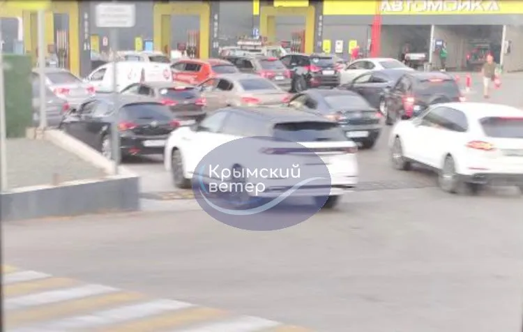 Очереди на заправках в Керчи Очереди на заправках в Керчи