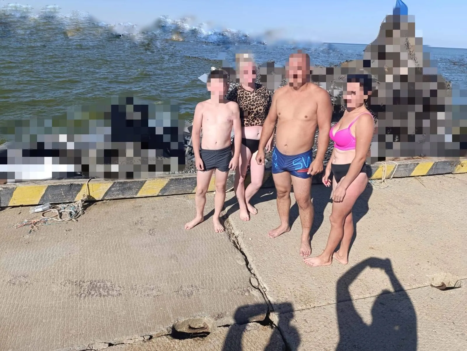 Семья, которую спасли моряки в открытом море Семья, которую спасли моряки в открытом море