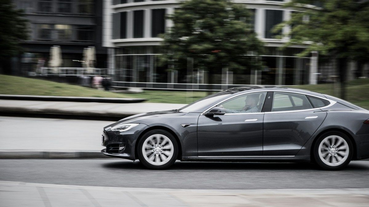 Оновлення автопілота Tesla змушує автомобілі їхати на червоне світло Оновлення автопілота Tesla змушує автомобілі їхати на червоне світло