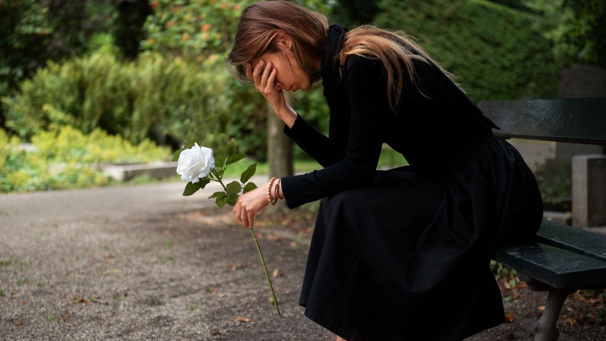 Девушка плачет Девушка плачет