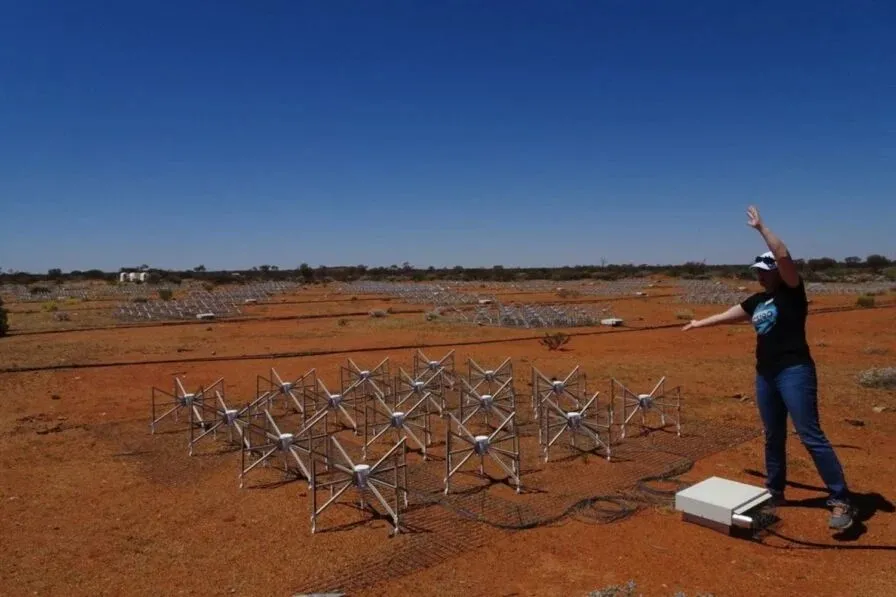 Австралійський масив телескопів Murchison Widefield Array, який виглядає як купа павуків Австралійський масив телескопів Murchison Widefield Array, який виглядає як купа павуків