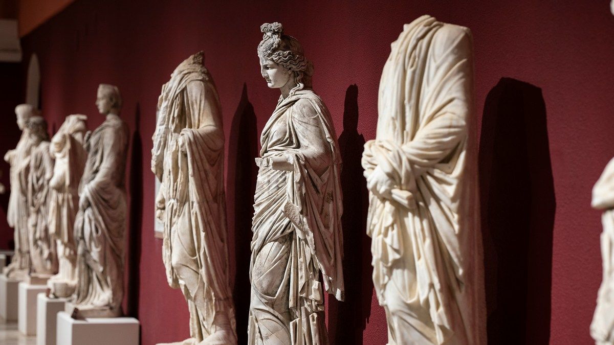 Римские статуи часто не имеют голов по естественным или искусственным причинам Римские статуи часто не имеют голов по естественным или искусственным причинам