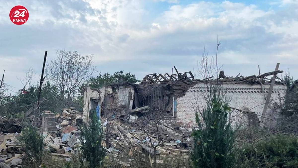 Окупанти скинули бомбу на приватний будинок на Донеччині Окупанти скинули бомбу на приватний будинок на Донеччині