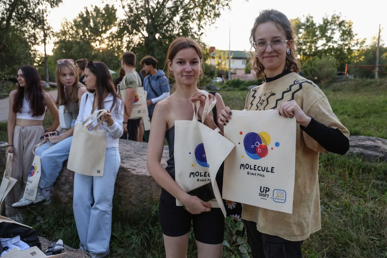 Жители Белой Церкви держат в руках подарки от команды «Молекула» за участие в толоке по уборке реки Рось, 12 августа 2024 года, Белая Церковь. Жители Белой Церкви держат в руках подарки от команды «Молекула» за участие в толоке по уборке реки Рось, 12 августа 2024 года, Белая Церковь.