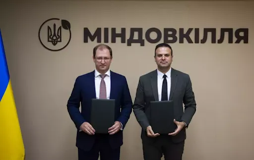 Министр защиты окружающей среды и природных ресурсов Украины Руслан Стрелец (слева) и глава Представительства Детского фонда ООН (ЮНИСЕФ) в Украине Мунир Мамедзаде Министр защиты окружающей среды и природных ресурсов Украины Руслан Стрелец (слева) и глава Представительства Детского фонда ООН (ЮНИСЕФ) в Украине Мунир Мамедзаде