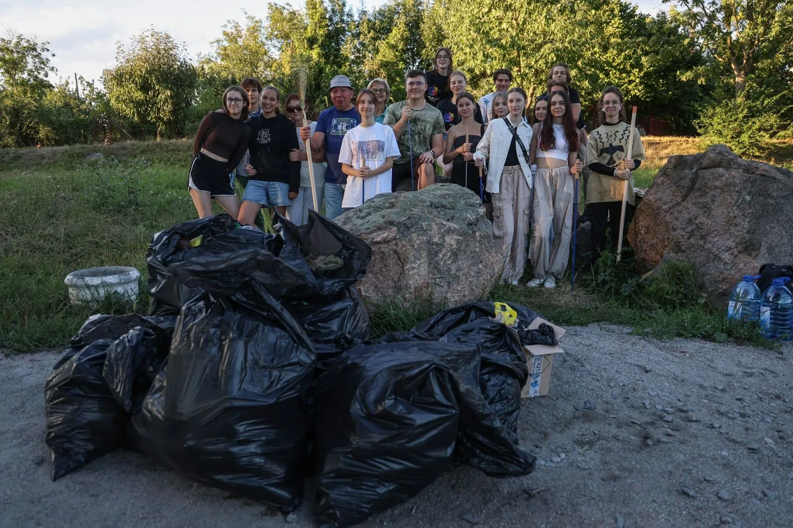 Участники толоки по уборке реки Рось фотографируются на память Участники толоки по уборке реки Рось фотографируются на память