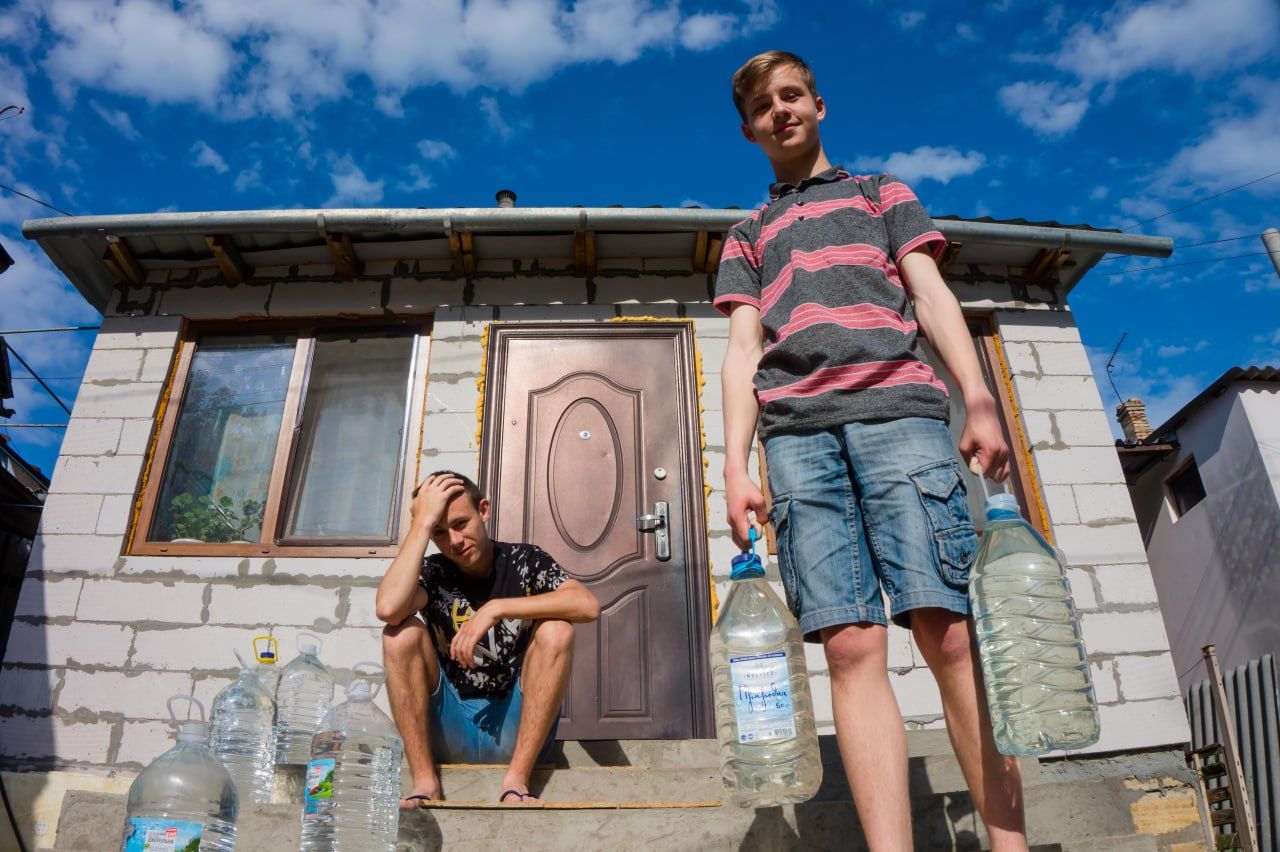 Роман – 17 лет и Сергей – 19 лет на пороге дома, в котором проживают. Роман – 17 лет и Сергей – 19 лет на пороге дома, в котором проживают.