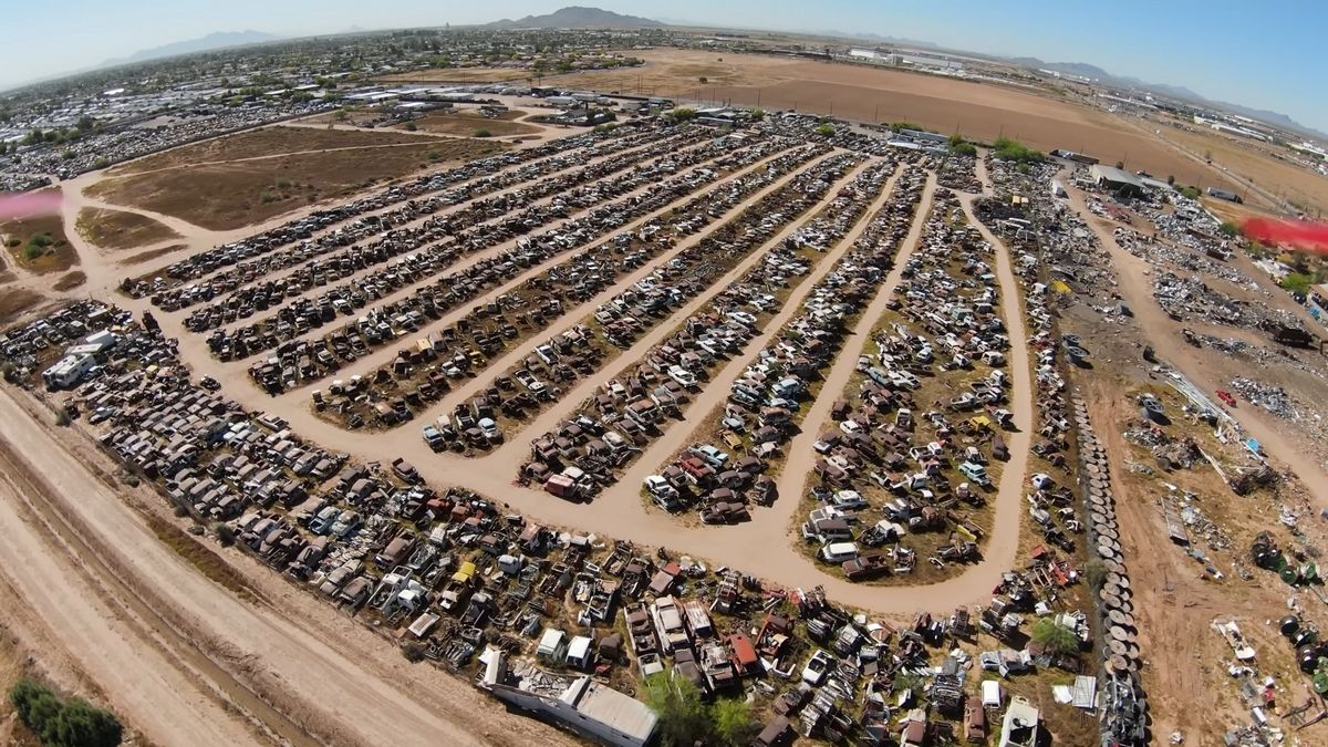 Тысячи ретро-автомобилей медленно ржавеют на огромной свалке Тысячи ретро-автомобилей медленно ржавеют на огромной свалке