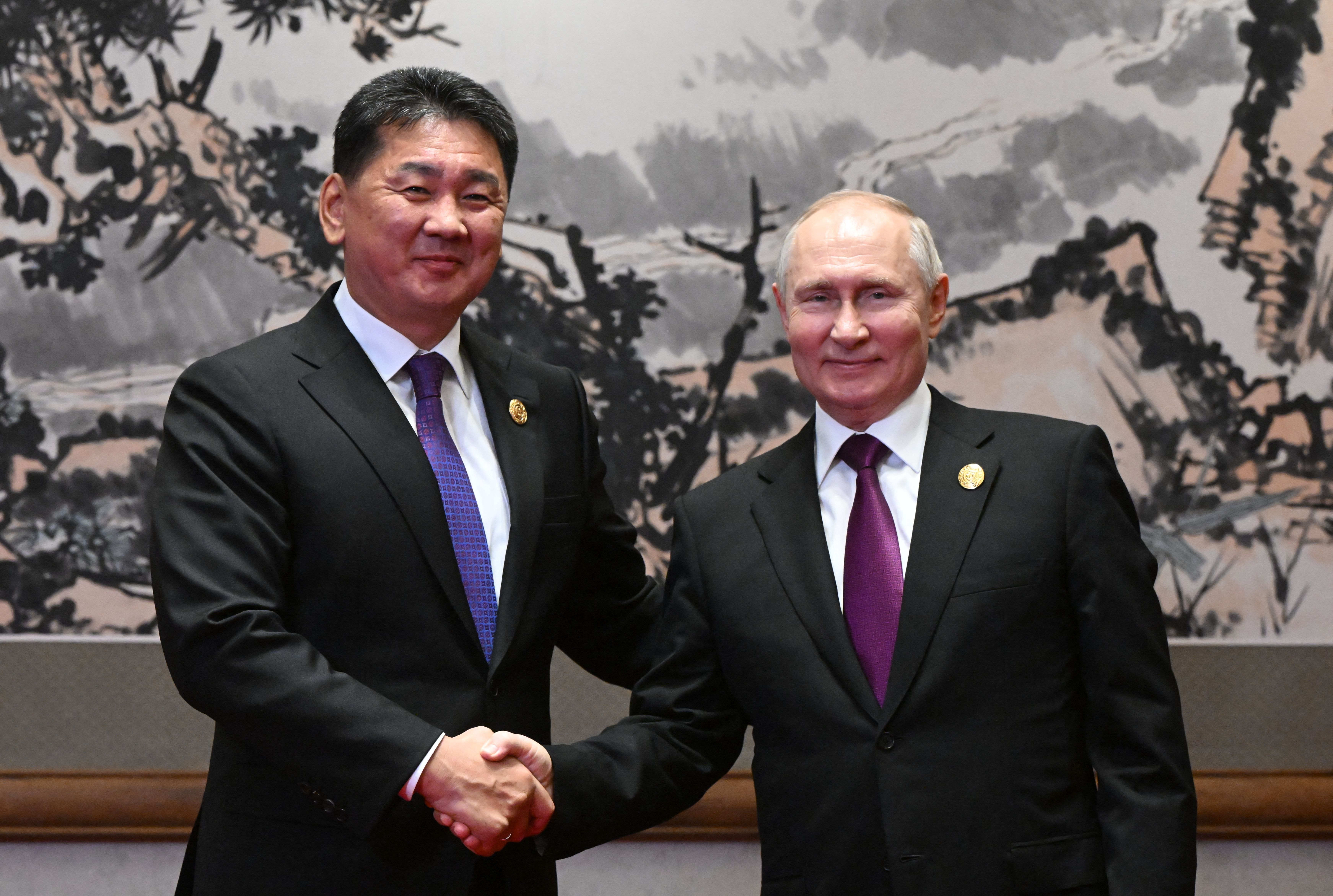 Президент Монголії Ухнаагійн Хурелсух і Путін на зустрічі в Пекіні Президент Монголії Ухнаагійн Хурелсух і Путін на зустрічі в Пекіні